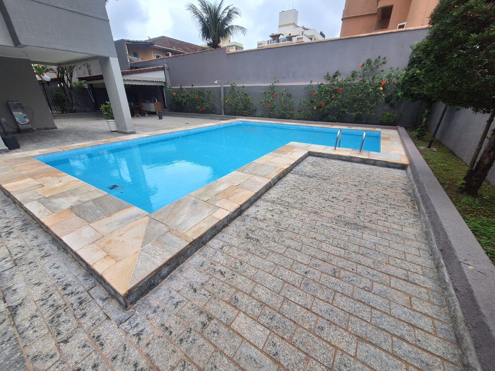 Apartamento venda 2 dormitorios 1 suite com lazer 80 m2 1 vaga 2 banheiros bairro balnerario cidade atlantica guaruja