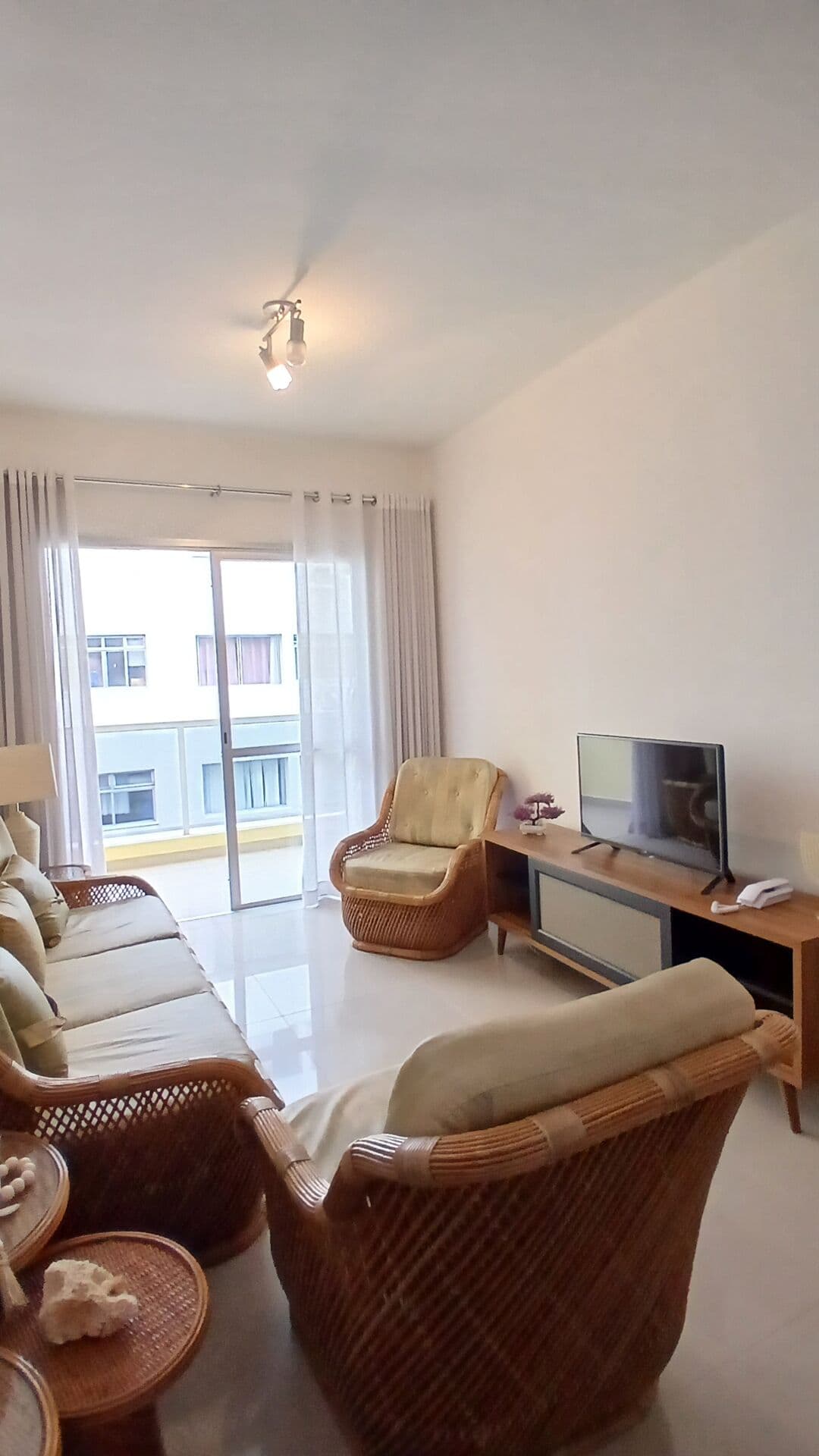 Apartamento venda 2 dormitorios 70 m2 1 vaga 2 banheiros bairro Balnerario Cidade Atlantica guaruja