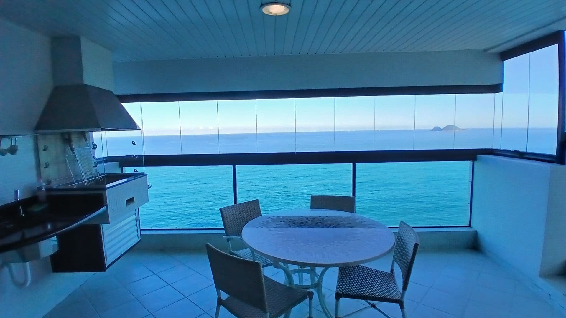 Apartamento venda 3 dormitorios 3 suites 2 vagas 180 m2 frente mar pitangueiras guaruja