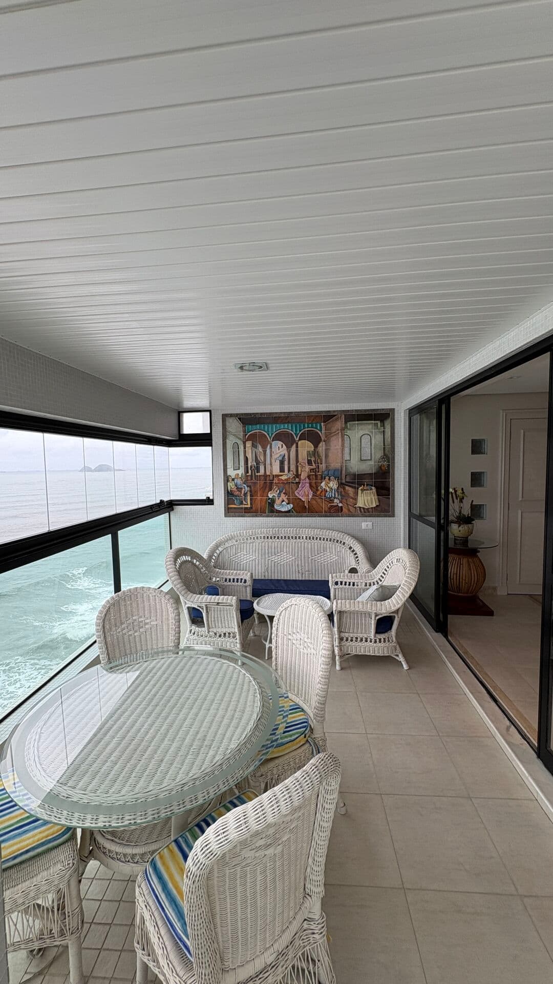 Apartamento venda 3 dormitorios 3 suites 2 vagas 180 m2 frente mar pitangueiras guaruja