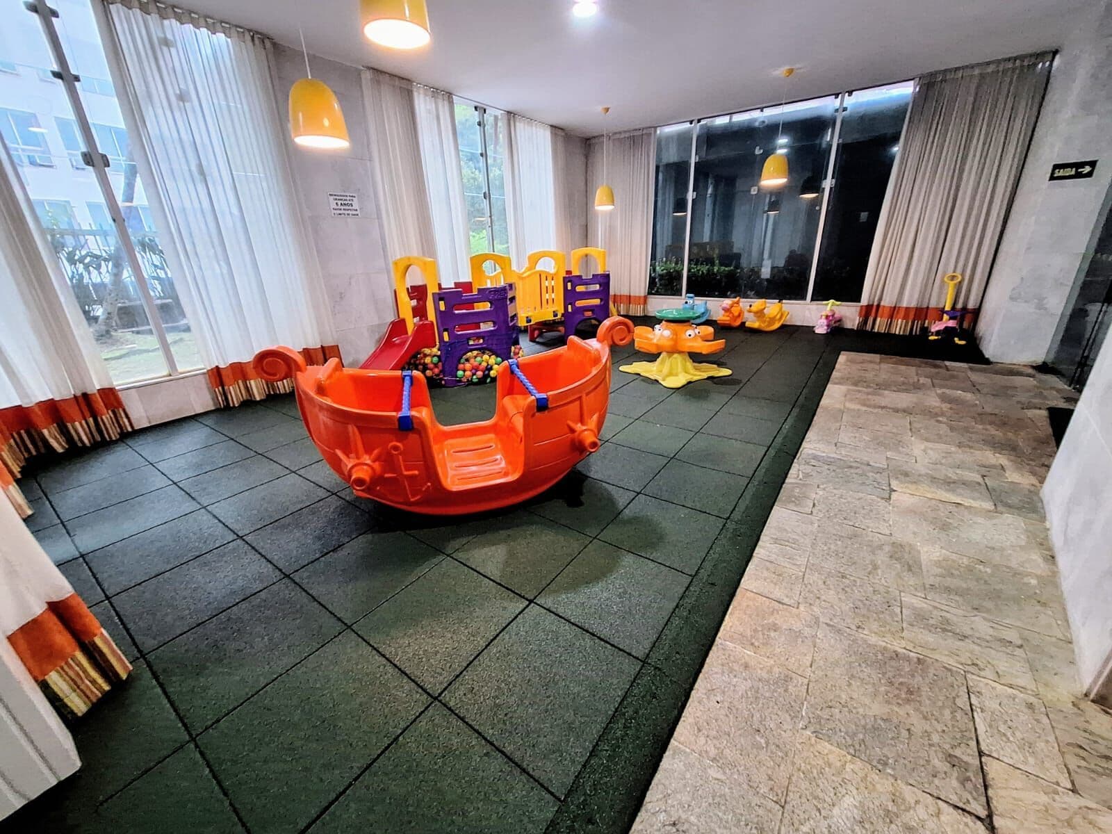 Apartamento de Frente para o Mar no Guarujá | 3 Quartos, Lazer Clube, Praia das Pitangueiras | Edifício Barra Mar